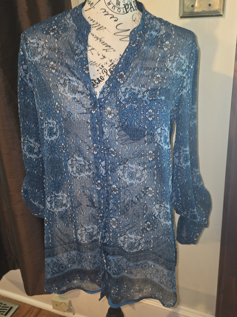 Kut from the Kloth Blue Printed V-Neck Button Down Blouse Small